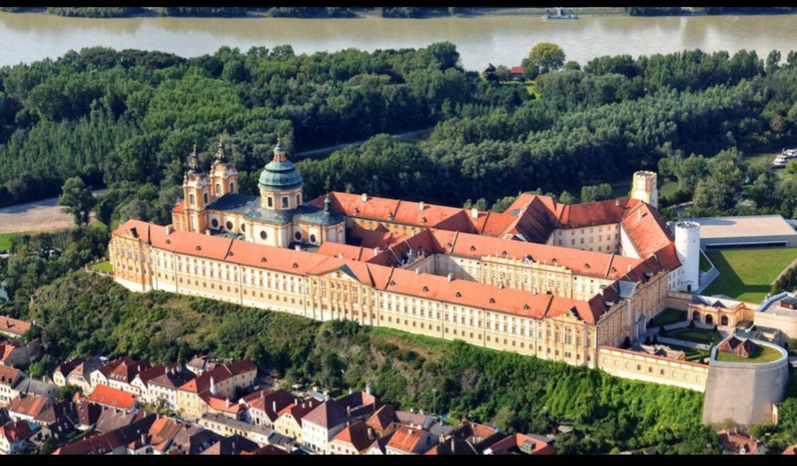 Pension Artstetten エクステリア 写真